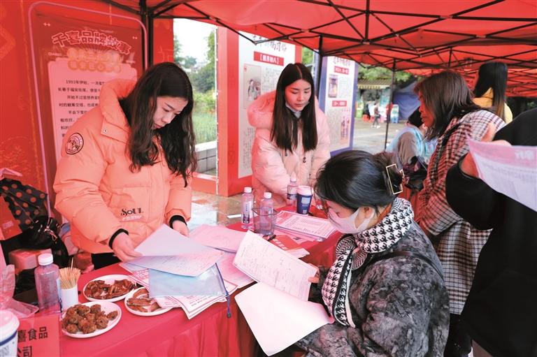宁德最新招聘信息揭秘，小城求职奇遇与友情的交织温暖